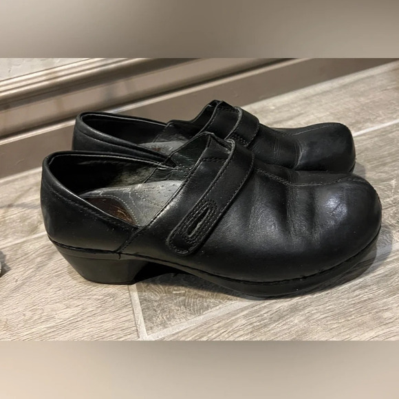Dansko Solstice black clogs, missing buttons - Picture 3 of 4